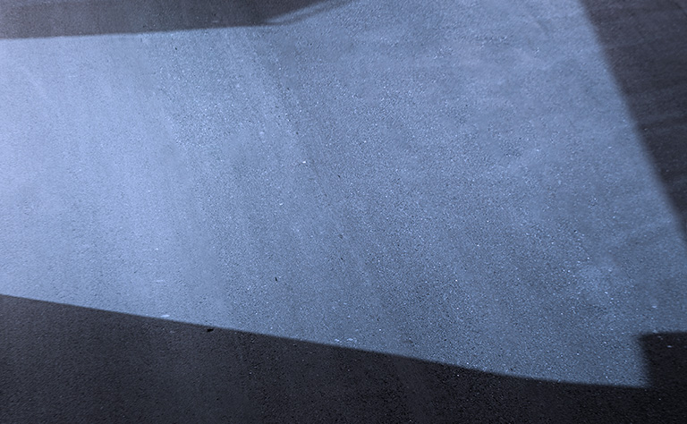 白線のないアスファルト道路の写真